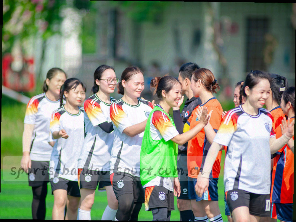 战术板线条被重新排布成网格，粉笔线条与橙色标记点